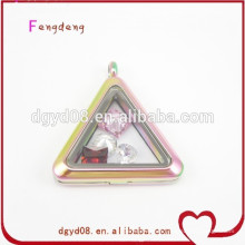 Pendentif médaillon en forme de triangle